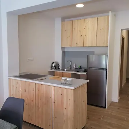 Happy Summertime Garden Apartment