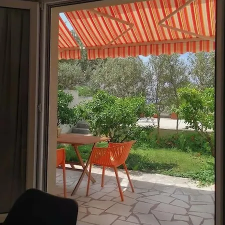 Apartment Happy Summertime Garden *