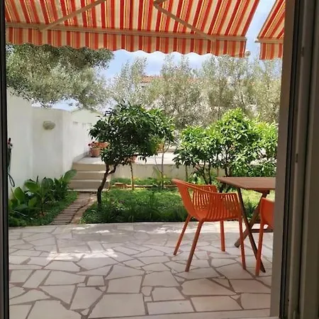 Apartment Happy Summertime Garden *