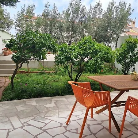 Apartment Happy Summertime Garden *