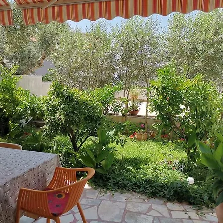Apartment Happy Summertime Garden *