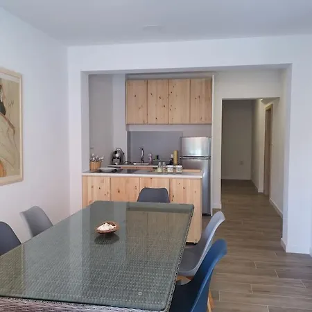 Happy Summertime Garden Apartment