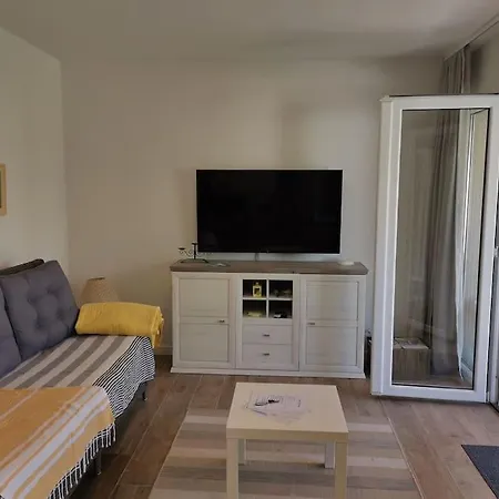Happy Summertime Garden Apartment *